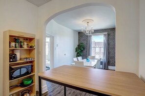 Standard Apartment, 4 Bedrooms, Balcony | Private kitchen | Microwave, coffee/tea maker - Chez Mont Royal Apartments (Montreal)
