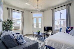 Standard Apartment, 4 Bedrooms, Balcony | Individually decorated, individually furnished, laptop workspace - Chez Mont Royal Apartments (Montreal)