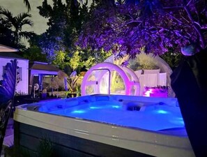 Outdoor spa tub