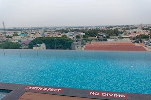 An infinity pool with a depth of 4 feet and a no diving sign.