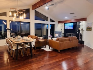 Un salón amplio con mesa de comedor, sofás y chimenea.