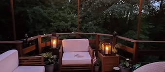 Large Home close to everything, Dogs welcome.