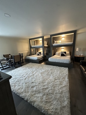 4 bedrooms, iron/ironing board, WiFi, bed sheets - Beautiful Modern Lodge Home in Heber City.
(Heber City)