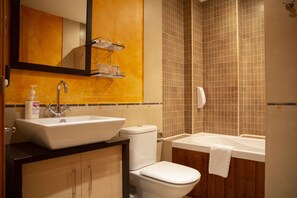 Shower, hair dryer, towels, soap - Casa Rural Portal DE Numancia II (Garray)