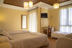8 bedrooms, WiFi, bed sheets - Casa Rural Portal DE Numancia II (Garray)