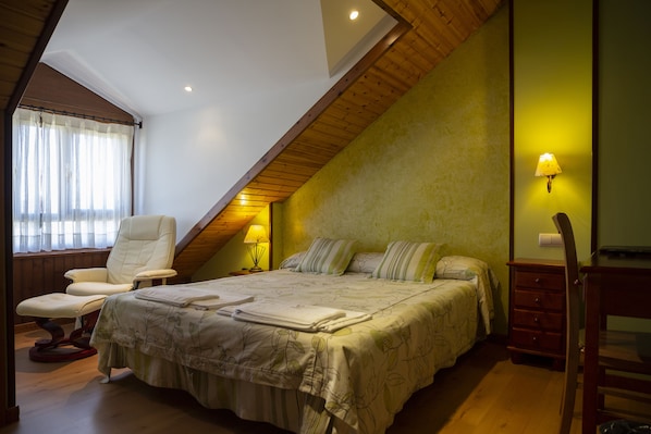8 bedrooms, WiFi, bed sheets