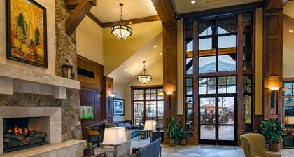 4th of July Week! Lux Mountain Retreat 2 BRs sleeps 8, pool, hot tubs, gym, spa!