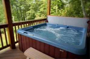 Outdoor spa tub - Cabin #11 - 3 Bears | 3 Bed, 2 Bath (Stanardsville)