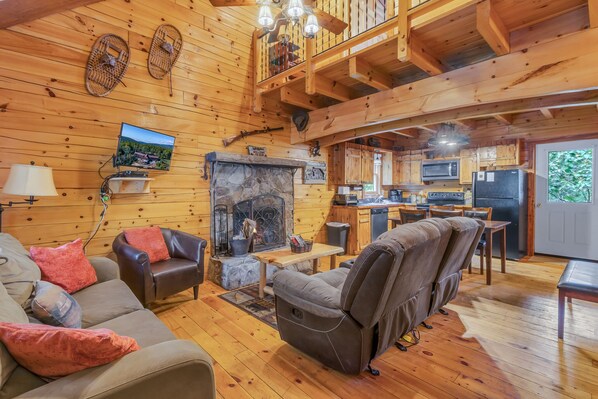 TV, fireplace, DVD player - Cabin #11 - 3 Bears | 3 Bed, 2 Bath (Stanardsville)