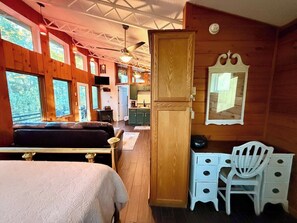 Iron/ironing board, bed sheets - Second Wind Mountain Cabin (Stanardsville)