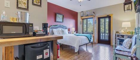 1 habitación, escritorio, tabla de planchar con plancha y wifi