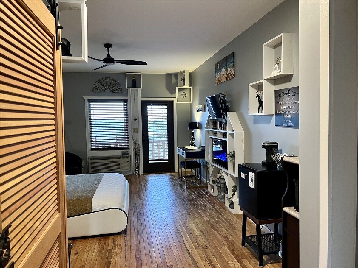 1 bedroom, desk, iron/ironing board, WiFi