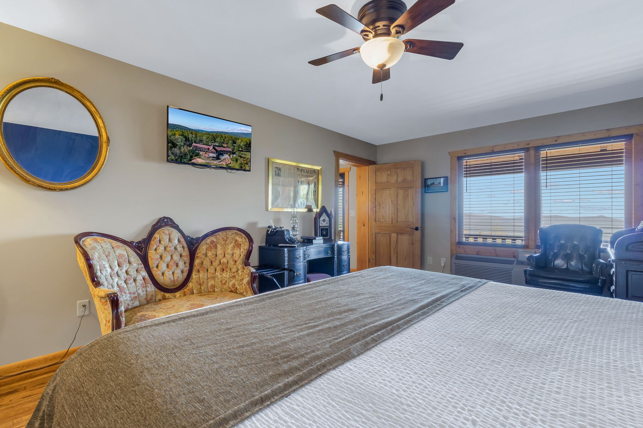 1 bedroom, desk, iron/ironing board, WiFi