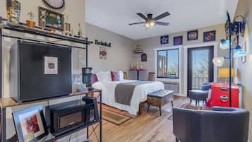 1 bedroom, desk, iron/ironing board, WiFi