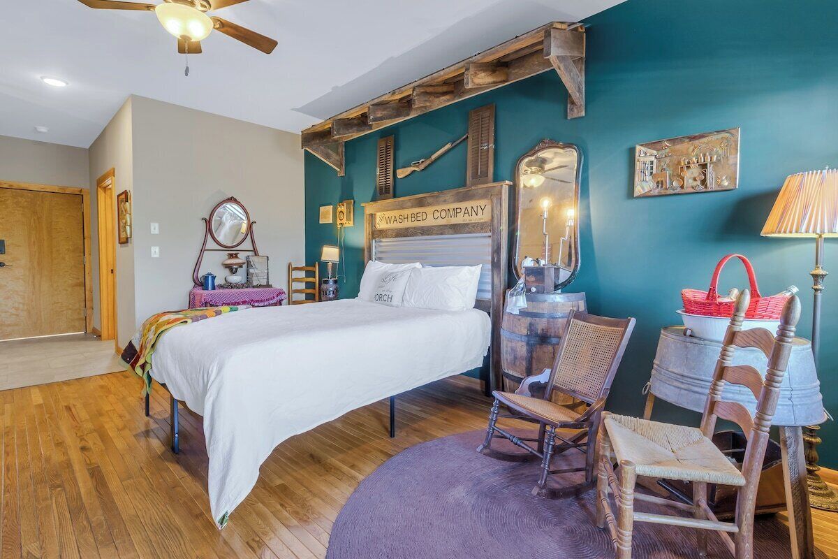 1 bedroom, desk, WiFi, bed sheets