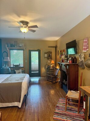 1 bedroom, desk, WiFi, bed sheets - Old Wash House - Rm. 104 (Stanardsville)