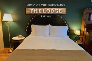 1 bedroom, desk, iron/ironing board, WiFi - Music of the Mtns Rm. 203 (Stanardsville)