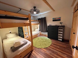 3 bedrooms, desk, iron/ironing board, WiFi - Old Spring Retreat Cabin (Stanardsville)