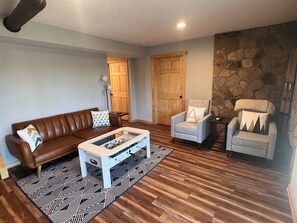 TV, fireplace, DVD player - Old Spring Retreat Cabin (Stanardsville)