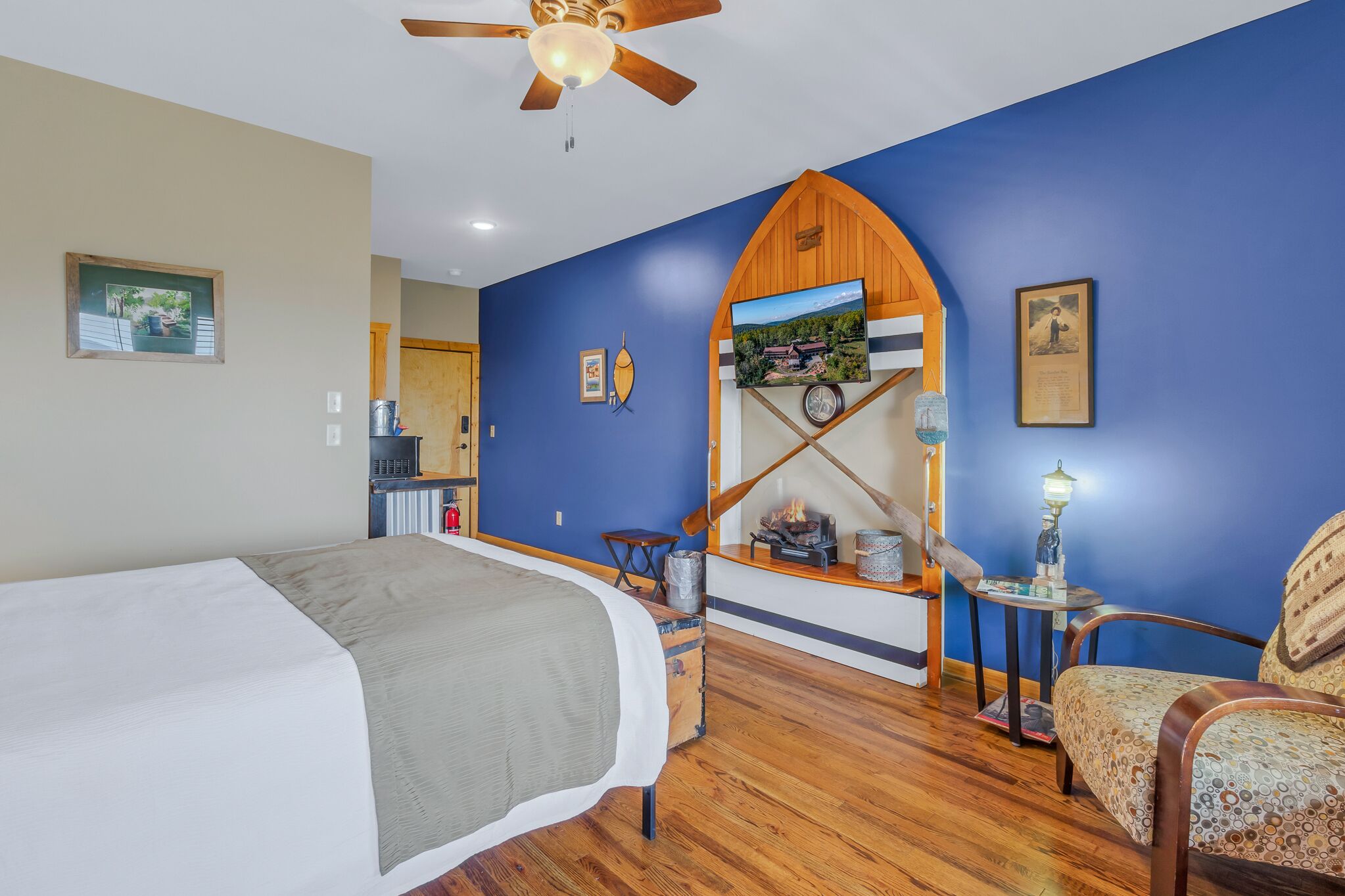 1 bedroom, desk, WiFi, bed sheets