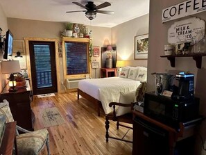 1 bedroom, free WiFi - Farmer`s Market Rm. 102 (Stanardsville)