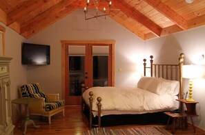 3 bedrooms, desk, iron/ironing board, WiFi - Luvin by the Riverside | 3 Bed, 3 Bath (Dyke)