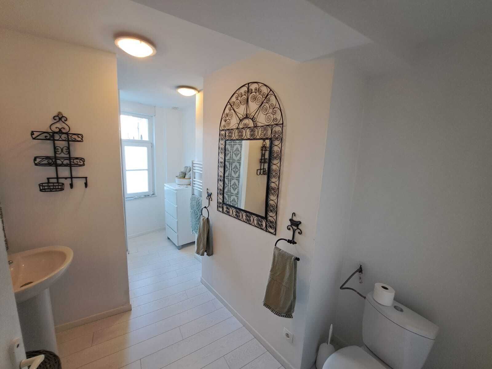 Suihku, hiustenkuivaaja, pyyhkeet, saippua