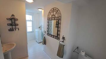 Dutxa, assecador de cabells, tovalloles i sabó