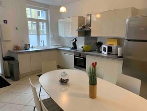 Frigorifero, microonde, forno, piano cottura