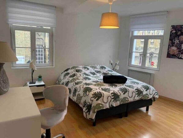 5 bedrooms, desk, iron/ironing board, travel cot