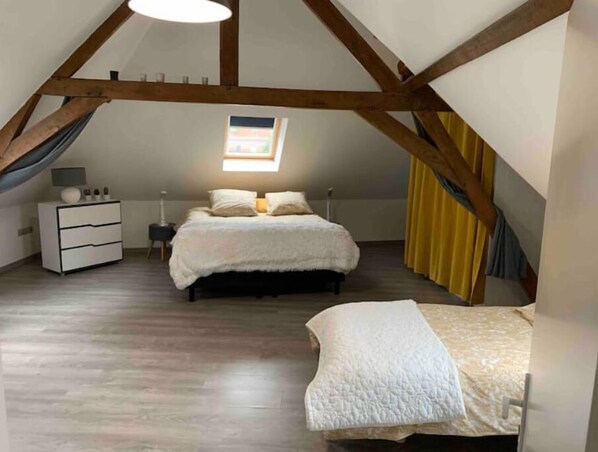 5 camere, una scrivania, ferro/asse da stiro, culla da viaggio