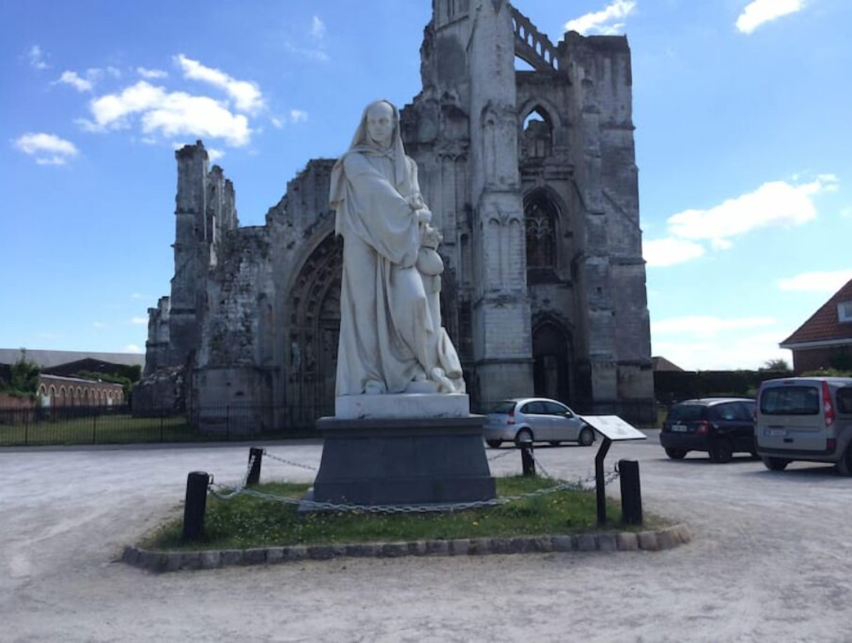 Eine Statue eines Paares vor einem historischen Gebäude aus Stein.