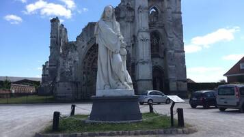 Eine Statue eines Paares vor einem historischen Gebäude aus Stein.