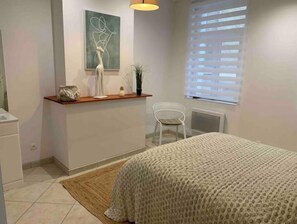 5 bedrooms, desk, iron/ironing board, travel cot