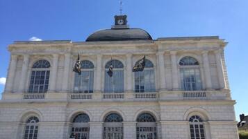 Ein großes, historisches Gebäude mit einer zentralen Kuppel und zahlreichen Bogenfenstern.