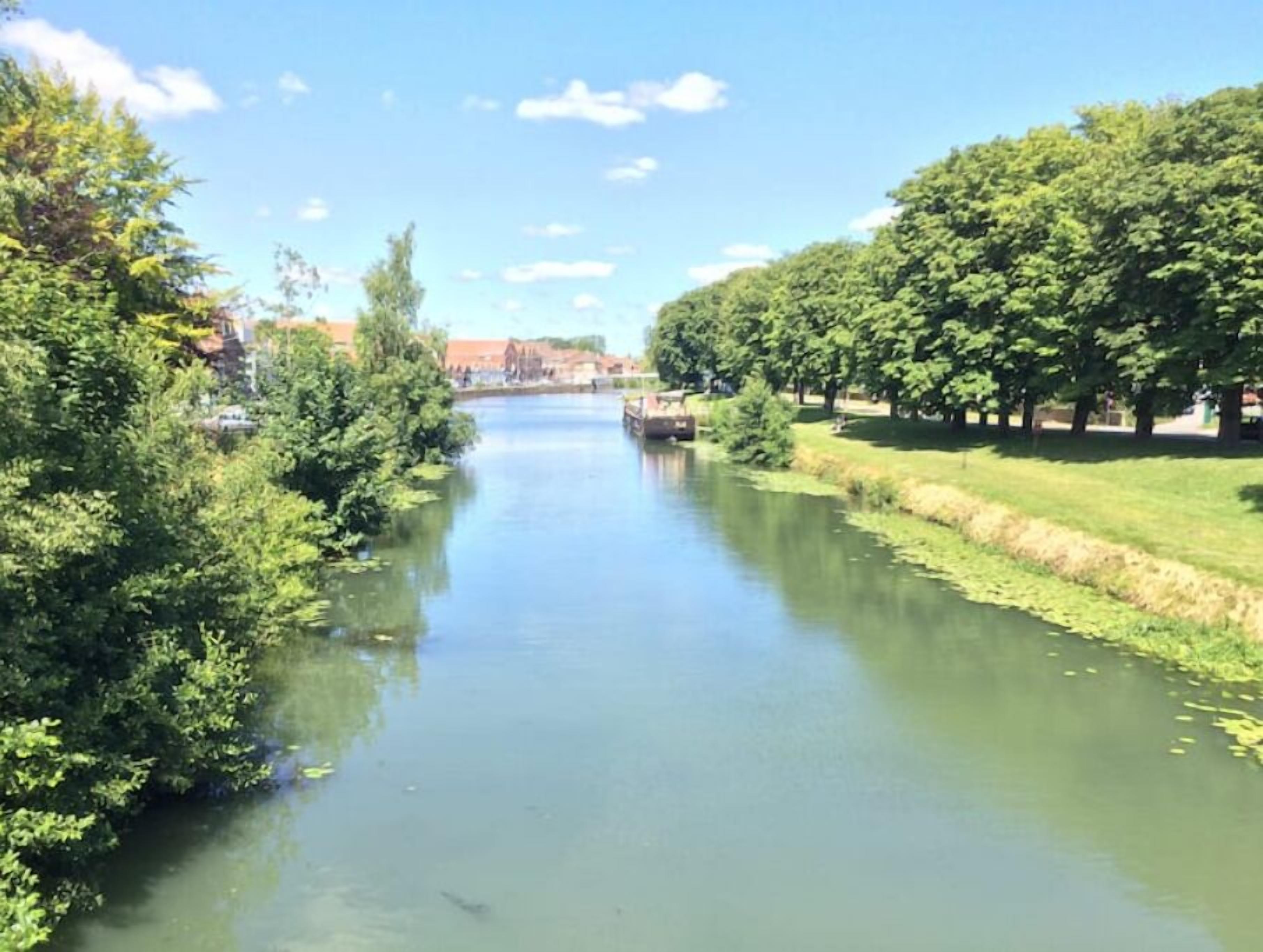 5 makuuhuonetta, työpöytä, silitysrauta/-lauta, vauvan matkasänky