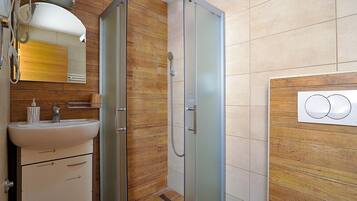 Classic Studio, 2 Single Beds | Bathroom