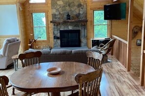 Televisión, chimenea, mesa de ping pong