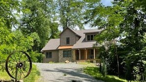 Ein Haus mit Schotterauffahrt, umgeben von Bäumen.