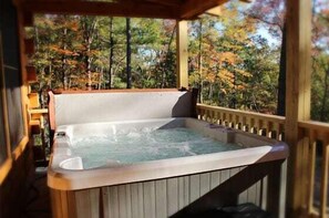 Outdoor spa tub - Southern Comfort Cabin (Stanardsville)