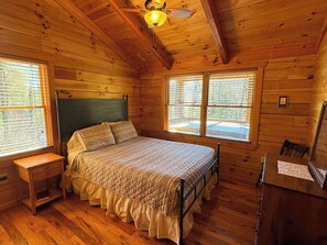 2 bedrooms, desk, iron/ironing board, WiFi - Southern Comfort Cabin (Stanardsville)