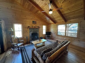 TV, fireplace, DVD player - Southern Comfort Cabin (Stanardsville)