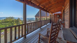A wooden porch with a view of mountains and a clear sky. - Hollywood Suite - Rm. 204 (Stanardsville)