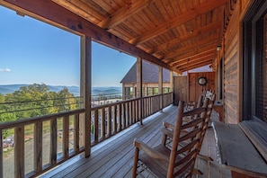 A wooden porch with a view of mountains and a clear sky. - Hollywood Suite - Rm. 204 (Stanardsville)