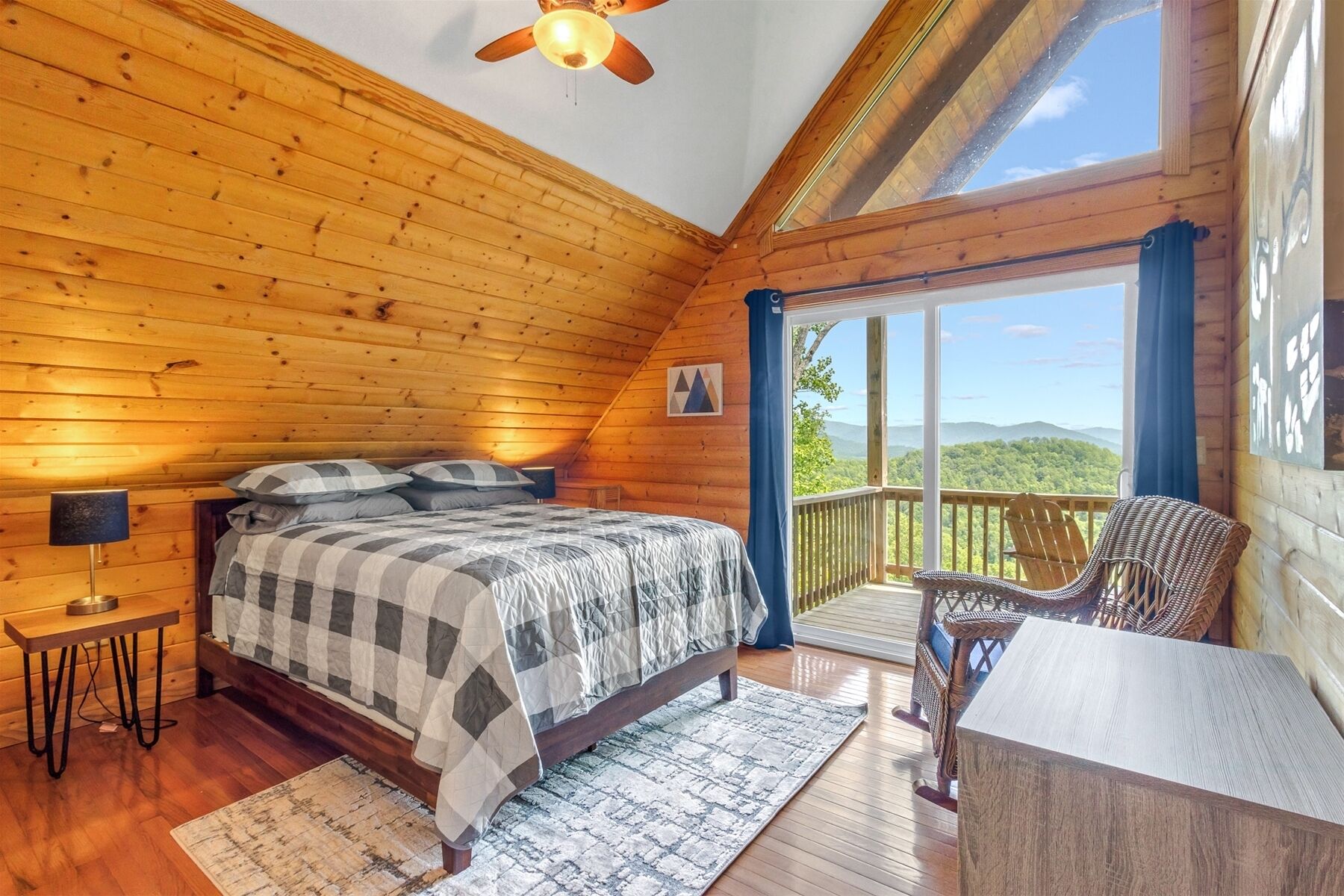 2 bedrooms, desk, iron/ironing board, WiFi