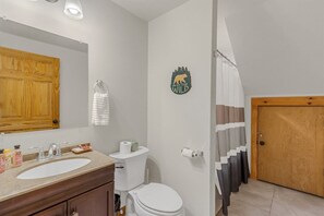 Shower, hair dryer, towels - Mountain Mist Mountain Cabin (Stanardsville)