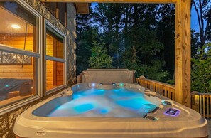 Outdoor spa tub - Mountain Mist Mountain Cabin (Stanardsville)