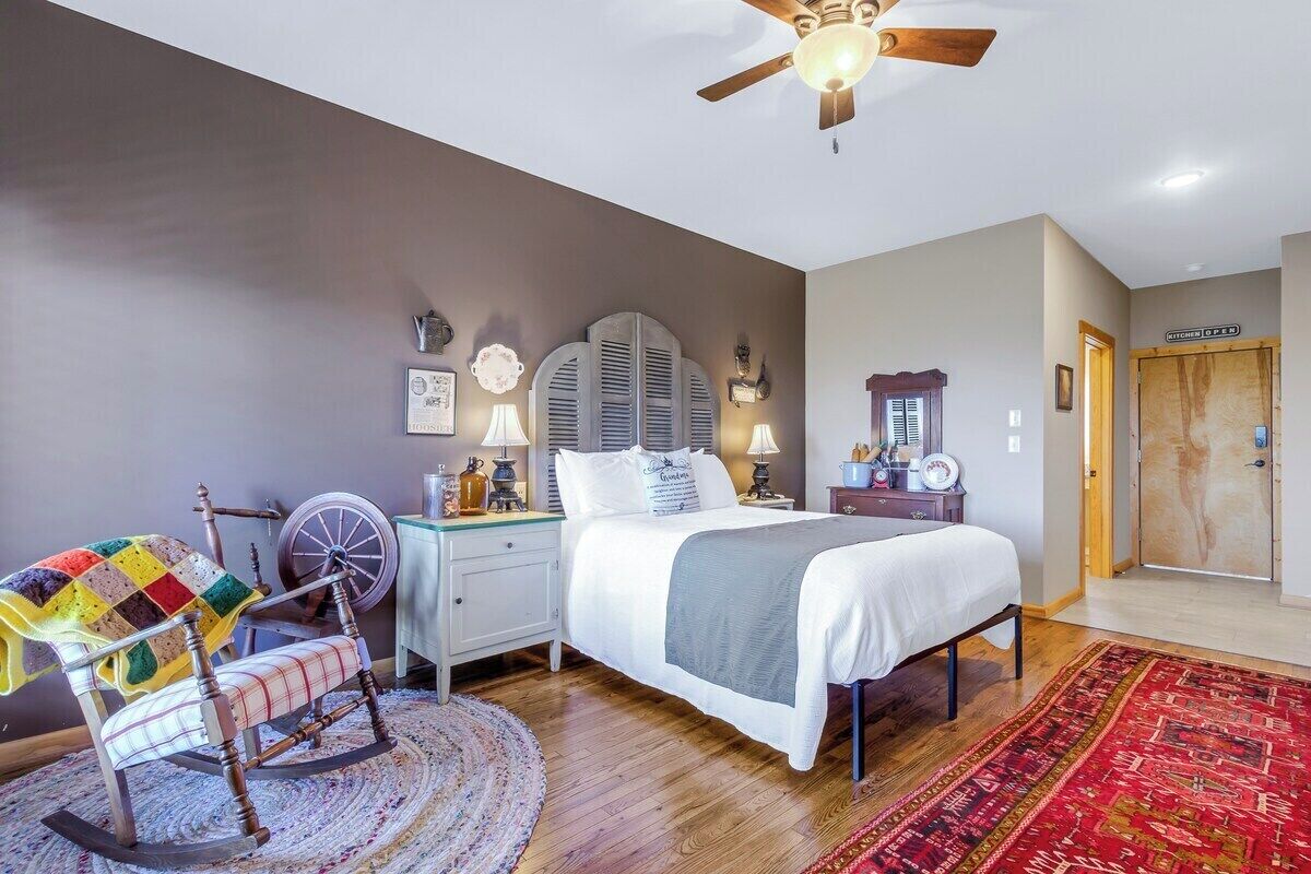 Desk, WiFi, bed sheets