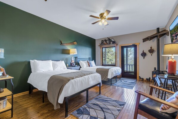 1 bedroom, desk, WiFi, bed sheets - Black Smith - Rm. 106 (Stanardsville)