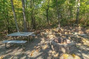 Outdoor dining - Cabin #4 - Sugar Shack (Stanardsville)